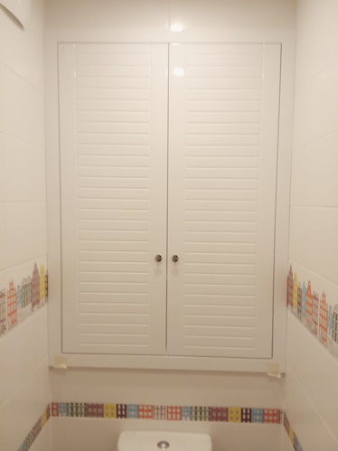шкаф сантехнический с распашными дверцами в туалет