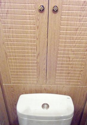 шкаф сантехнический в туалет с ламелью